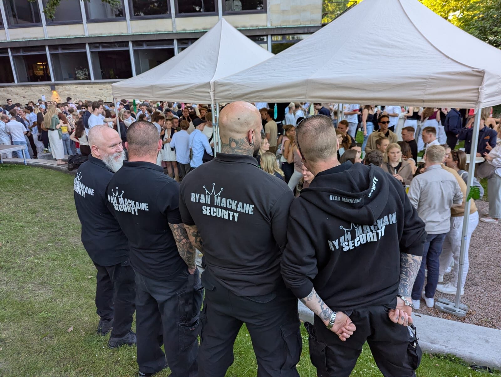 Ordnungsdienst auf einem Stadt- und Weihnachtsmarkt
