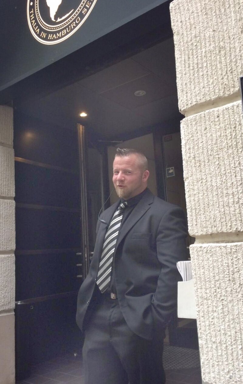 Sascha Bielefeld im Einsatz vor einem Objekt in Hamburg